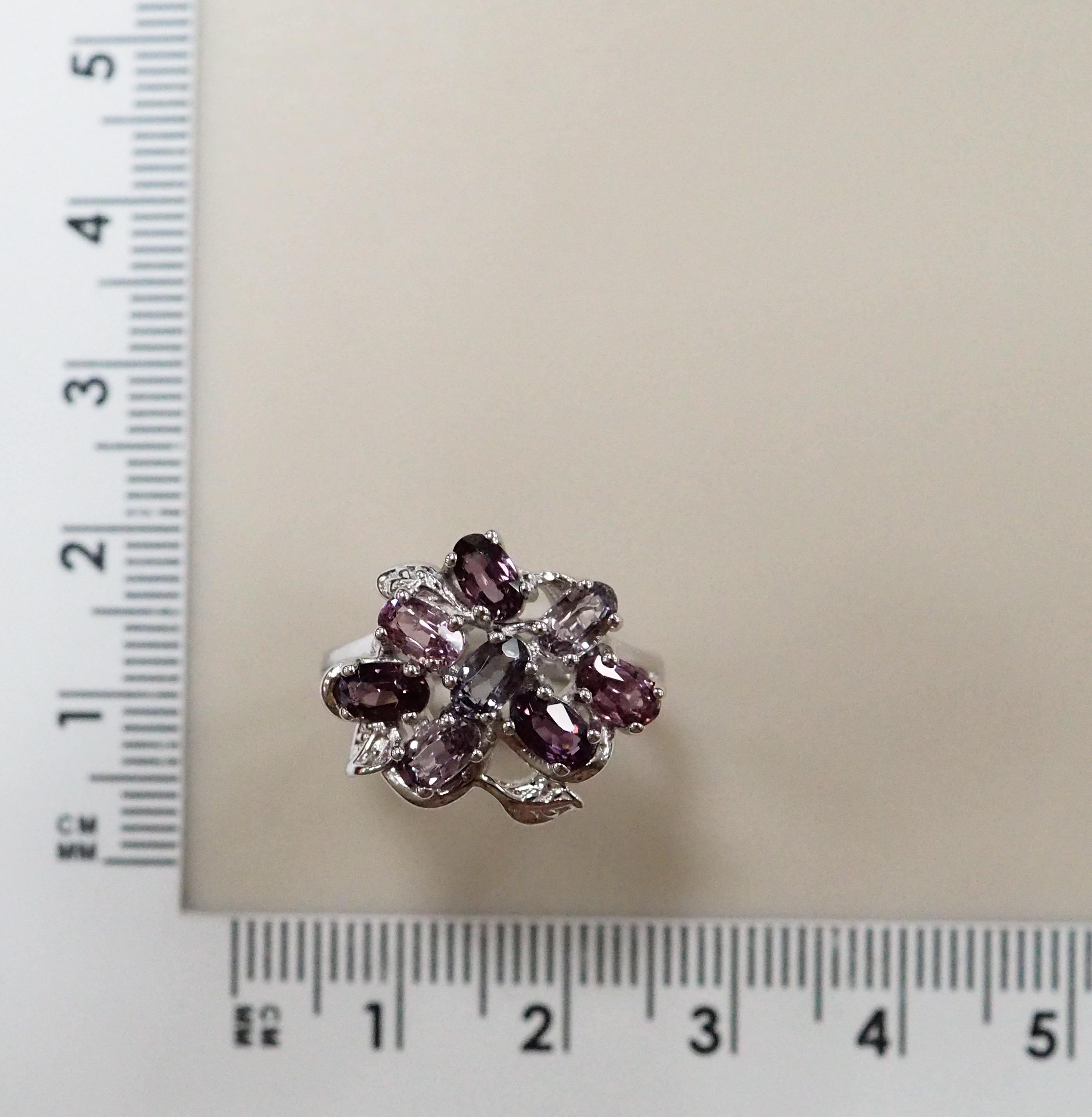 Серебряное кольцо с разноцветной шпинелью